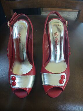 Short heeled leather pumps in red and gold.